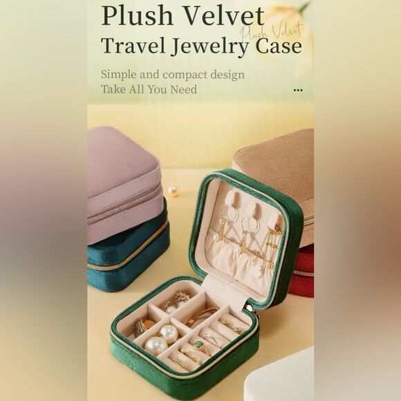 ✨ 🆕 ✨ Classic Italian Velvet w Gold Hardware Travel Storage Jewelry Box✨ - Picture 9 of 14